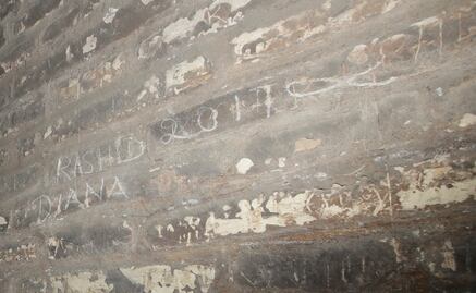 Turista hace pinta en Coliseo Romano