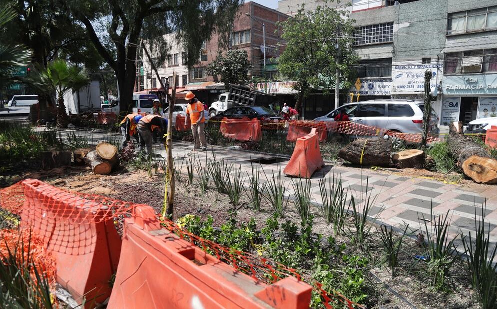 Trabajadores retiran el adoquín del camellón de avenida Talismán, en Gustavo A. Madero, el 26 de agosto de 2025, para iniciar los trabajos de reparación de un socavón en el que el sábado pasado cayó una señora. Foto: Carlos Mejía /EL UNIVERSAL