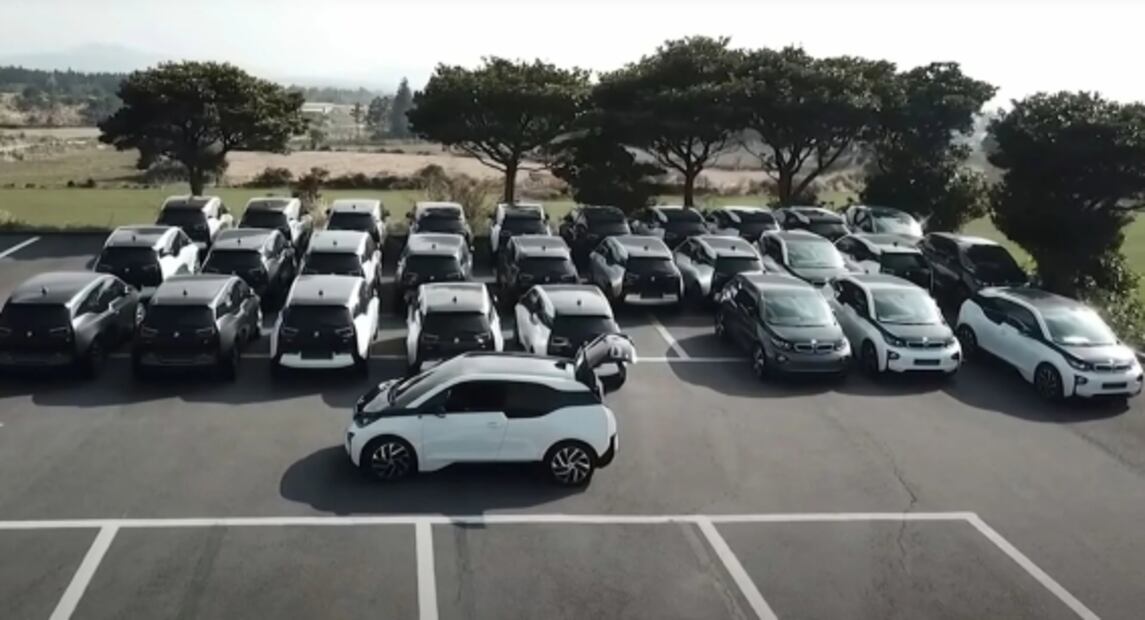Abandonan más de 100 autos BMW sin seguro y con papeles al interior 