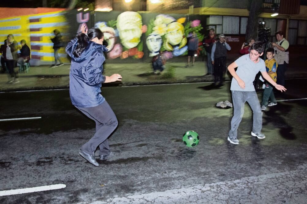 Pequeños manifestantes tomaron Calzada de Tlalpan como cancha de futbol para pasar el tiempo y luchar contra las bajas temperaturas. (GALO CAÑAS. CUARTOSCURO)