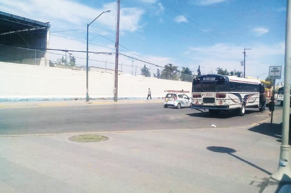 En junio pasado, la señora Luz del Carmen Flores hizo visible la desaparición de su hija Angélica, gracias a un mural que pintaron artistas urbanos; no obstante, la pintura fue borrada de la barda el pasado fin de semana