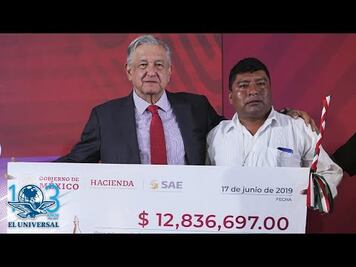 AMLO entrega recursos de subasta de autos a municipios de Oaxaca