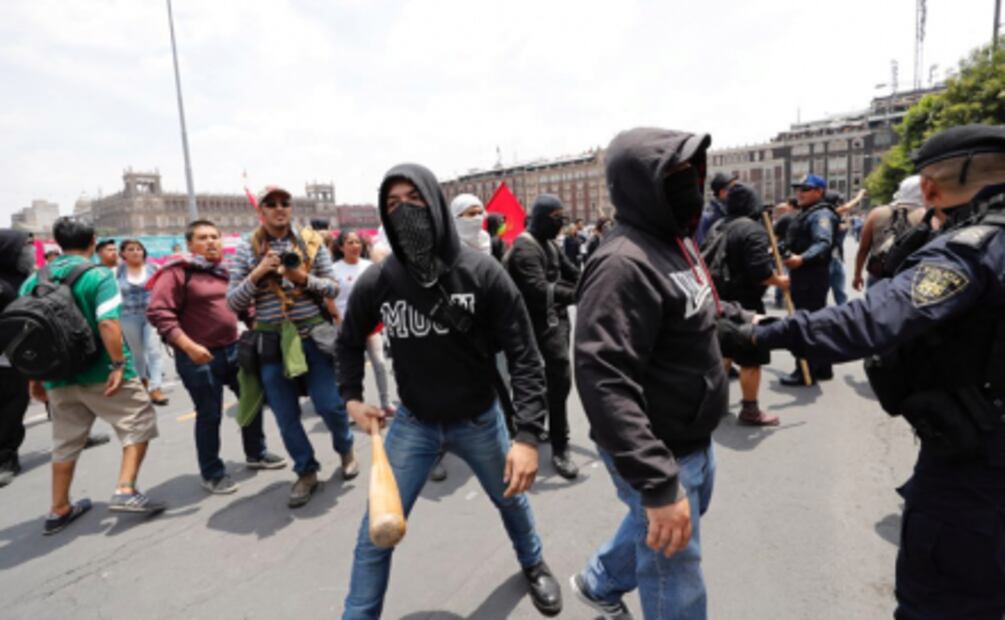 ​Se enfrentan jóvenes "nazis” contra “anarquistas” en marcha LGBTTTI
