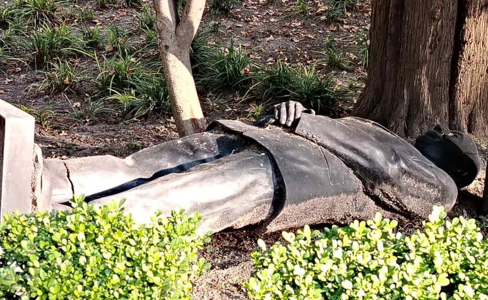 Estatua de Felipe Calderón caída en Los Pinos. Foto: Eduardo Dina/EL UNIVERSAL
