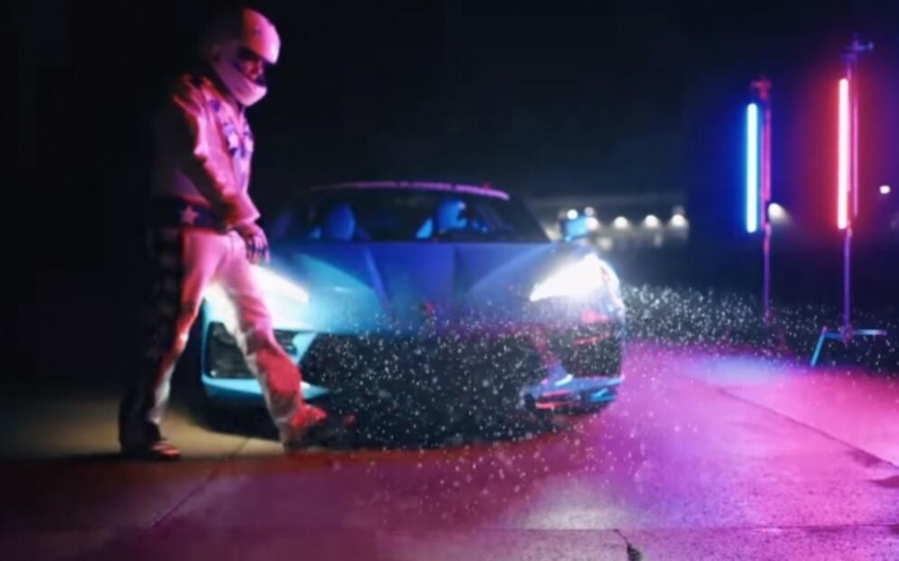 Vendedor de autos salta con un Chevrolet Corvette sobre otro para promocionar el modelo