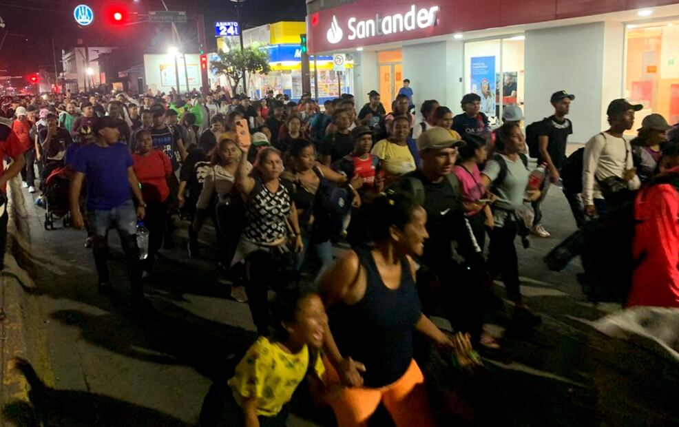 Una nueva caravana migrante integrada por unos dos mil extranjeros partió está media noche de Tapachula, Chiapas, con destino a Estados Unidos. Foto: María de Jesús Peters/EL UNIVERSAL