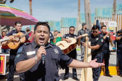 Sorprende Policía Federal con flashmob en playa de Tijuana 