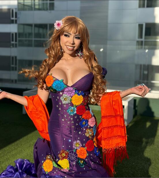 La bloggera utilizó un vestido similar al de Jenni Rivera. Foto: Facebook Yeri MUA