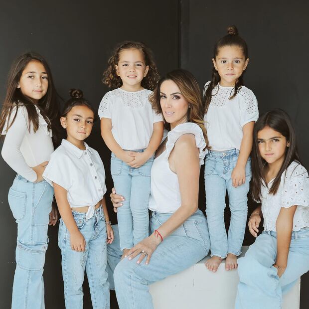 Jacky Bracamontes y sus hijas. Fuente: Instagram @jackybrv