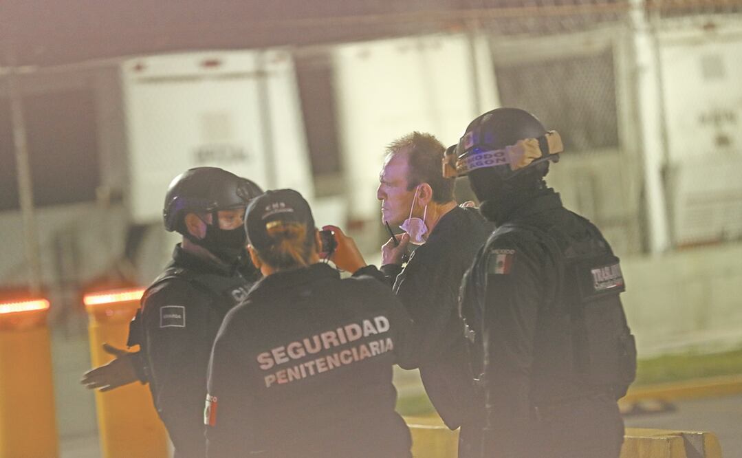 A su salida del penal del Altiplano, El Güero Palma fue interceptado por agentes de la Policía Federal Ministerial, la Guardia Nacional y Marina, quienes le notificaron que se le indaga por narcotráfico. Foto: JORGE ALVARADO. EL UNIVERSAL