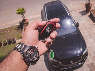 ¿Poner la llave de tu auto en la cabeza mejora la señal?