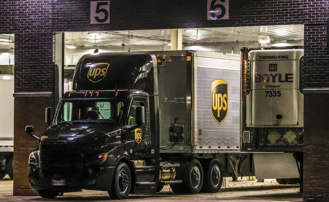 Lotes de la vacuna de Pfizer/BioNTech contra el Covid-19 estaban listos para abandonar la planta de la empresa en Michigan este domingo. Foto: EFE 