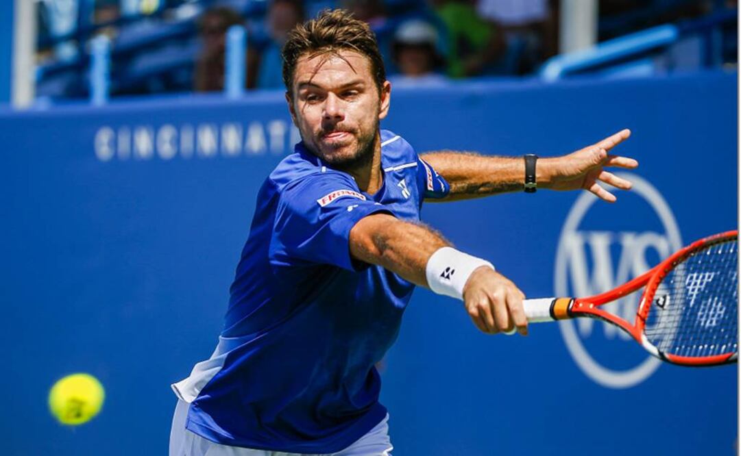 Wawrinka contesta un saque a Ivo Karlovic. EFE
