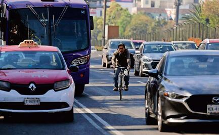 Ciclistas circulan por Tlalpan entre riesgos y trabas