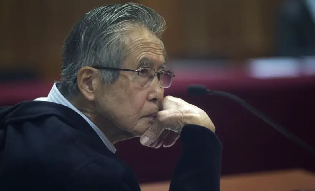 El encarcelado expresidente peruano Alberto Fujimori, fotografiado a través de una ventana de vidrio, asiste a su juicio en una base policial a las afueras de Lima, Perú, el 28 de junio de 2016.  Foto: AP