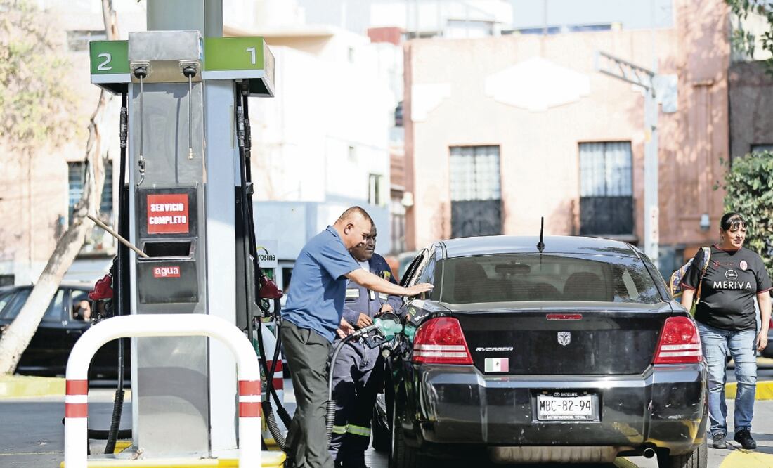 Académicos del CIDE calcularon que no aumentar el precio de las gasolinas en dos semanas tuvo un impacto de 20 mil millones de pesos en las finanzas. (ARCHIVO EL UNIVERSAL)