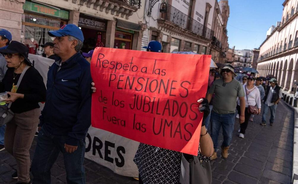 Maestros integrantes de la Sección 34 del SNTE en Zacatecas piden pensiones y jubilaciones dignas (19/03/2025). Foto: Diana Valdez / EL UNIVERSAL