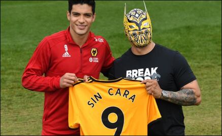 Sin Cara visita a Raúl Jiménez y los Wolves