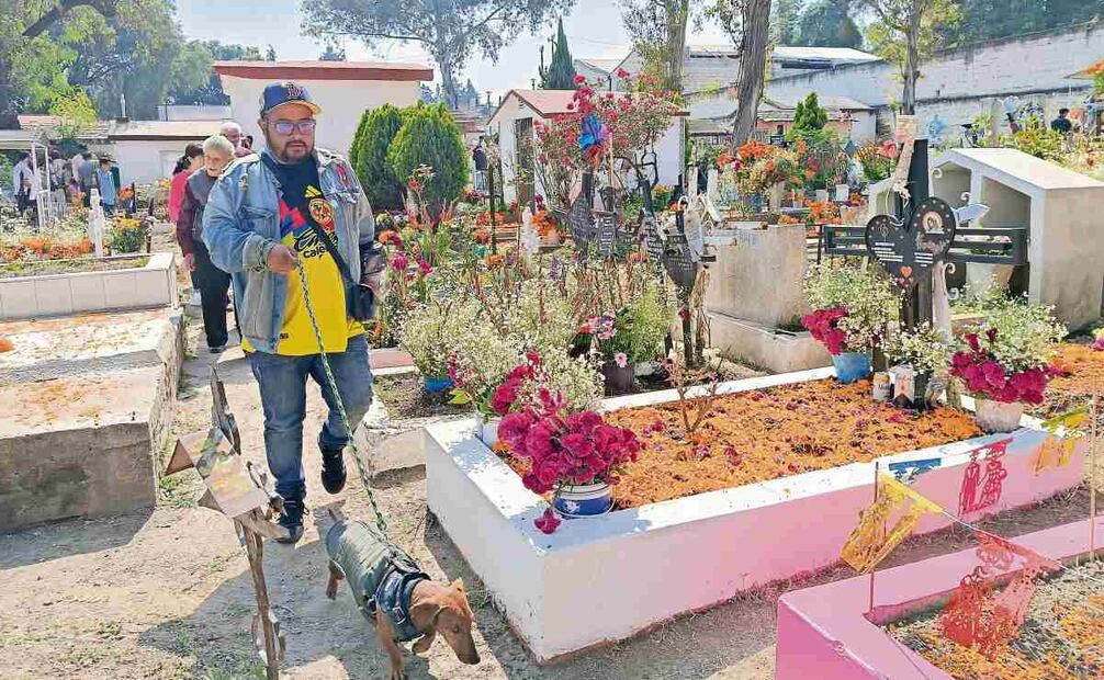 Personas llegaron con escobas, cubetas, flores y hasta con sus mascotas al panteón San Francisco de Asís para visitar a sus familiares. Foto: Gisela González Granados / EL UNIVERSAL