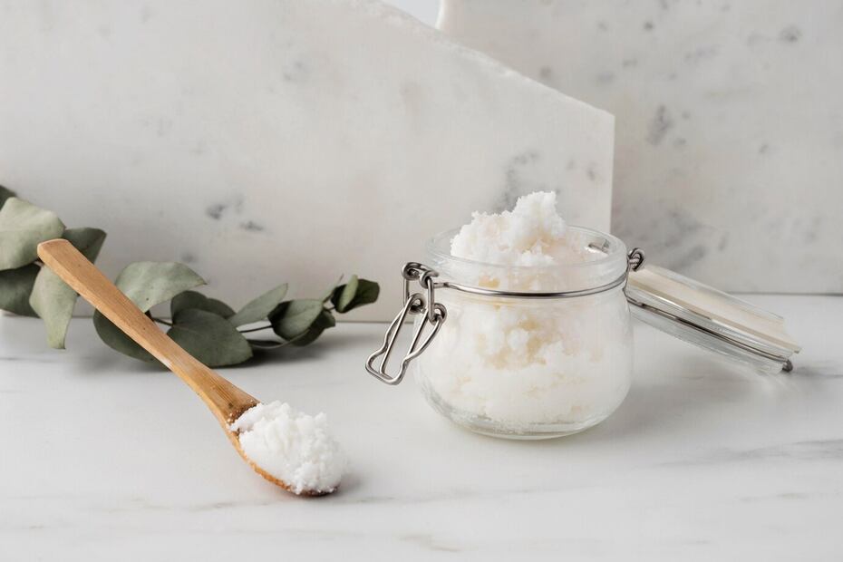 El bicarbonato actúa como exfoliante para remover las manchas. Foto: Freepik