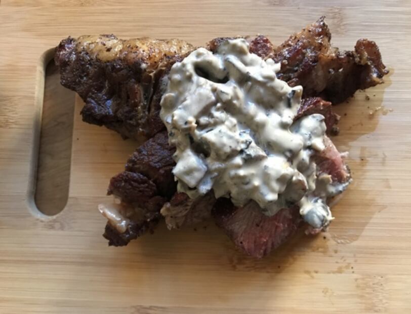 New York steak con crema de hongos y whiskey