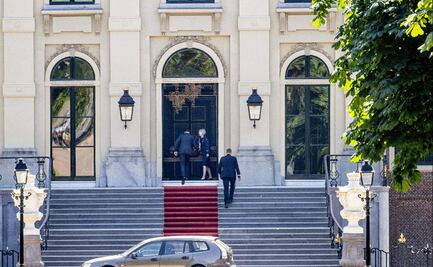 Primer ministro de Países Bajos se reúne con rey Guillermo Alejandro tras caída de su gobierno