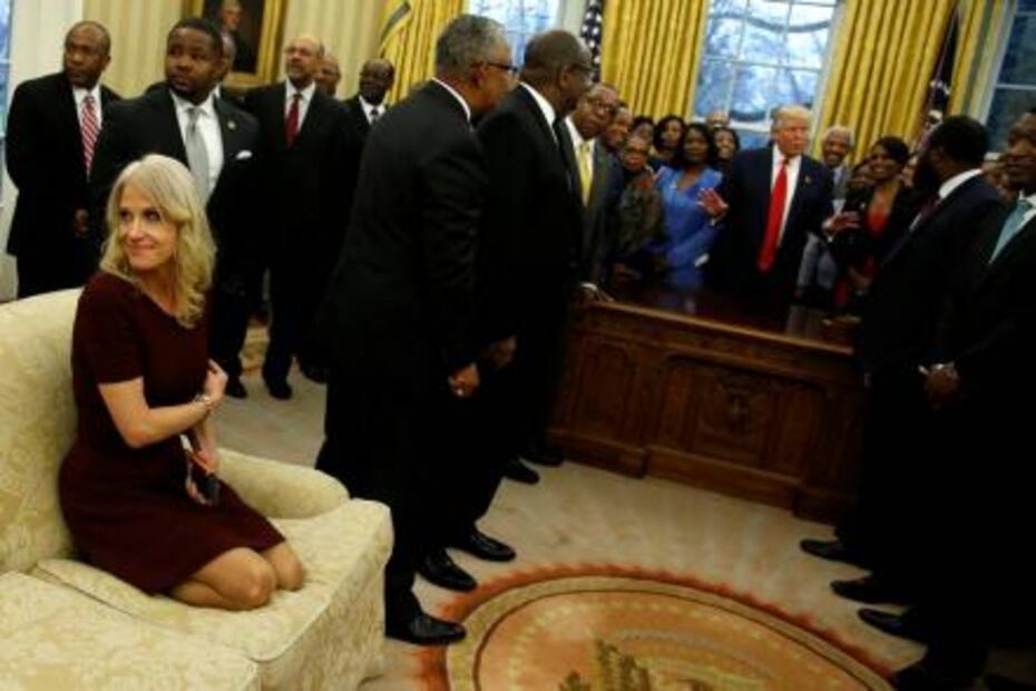 Critican a Kellyanne Conway por subir los pies a sillón del Despacho Oval