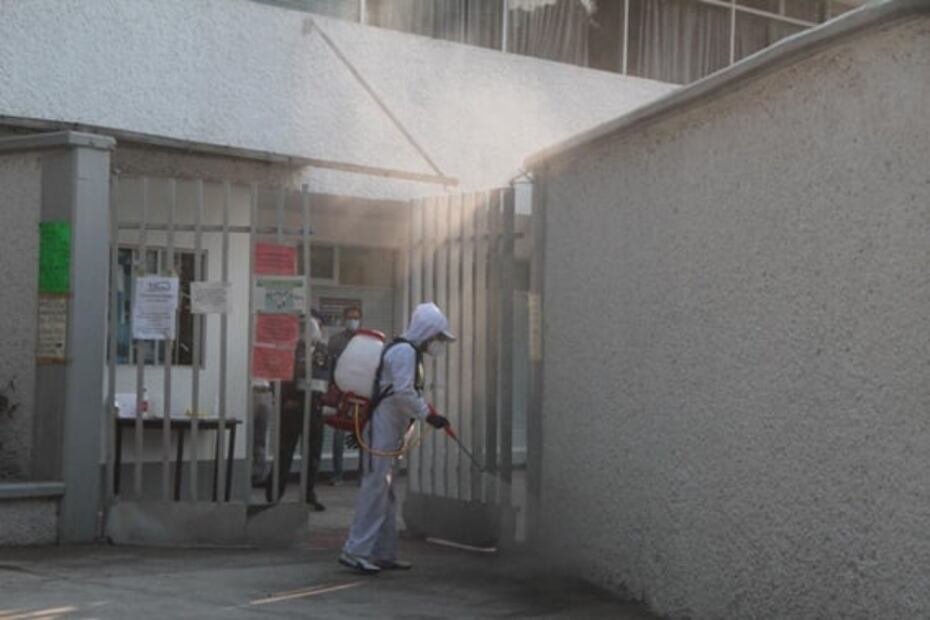 Desinfectan inmediaciones del Hospital General Xoco por Covid-19