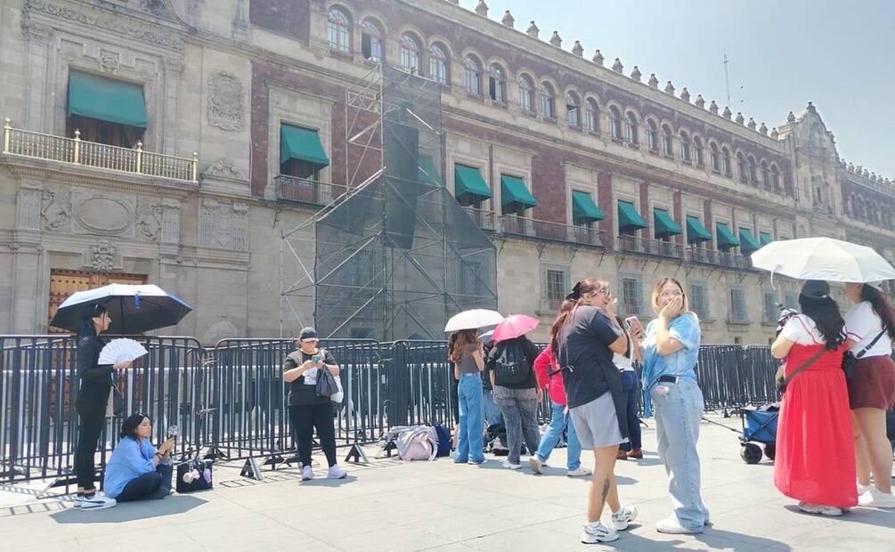 Comienzan a llegar las primeras ARMY al Zócalo de la Ciudad de México.
Foto: Eduardo Dina/EL UNIVERSAL.