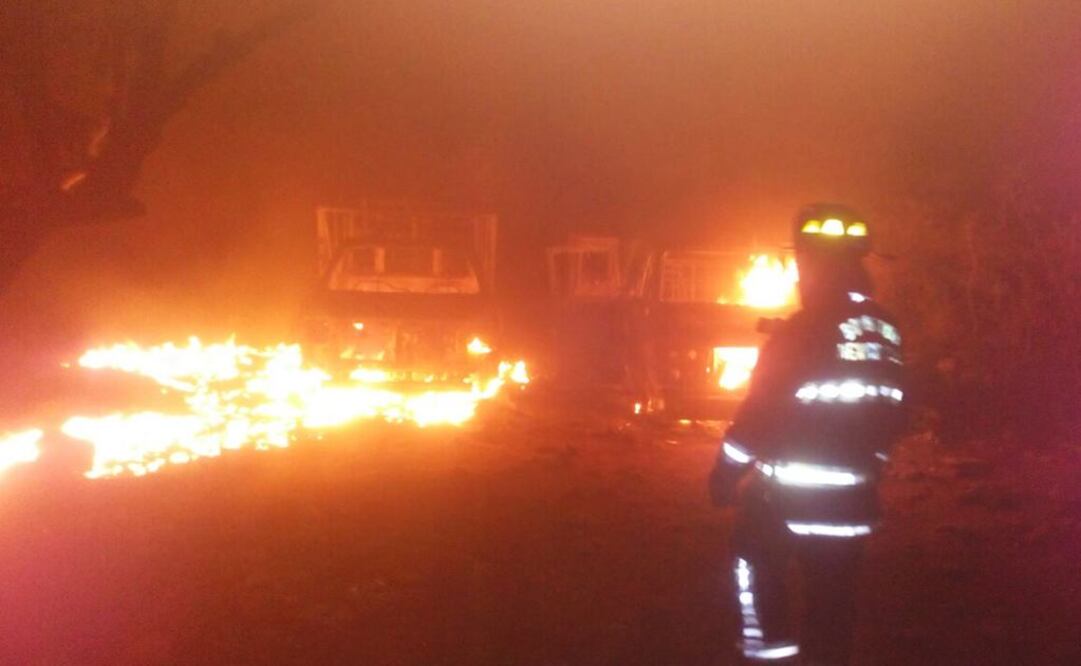 Incendian en Hidalgo tres camionetas con huachicol