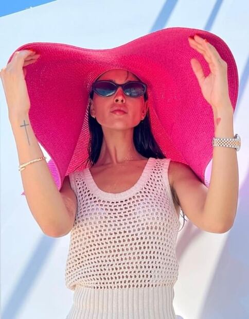 Eiza González luce maxi sombrero rosa, al más puro estilo de Barbie