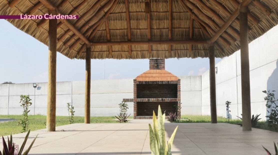 Difunden fotos de lujosos complejos que usaba Aureoles mientras había cuarteles “de plástico”