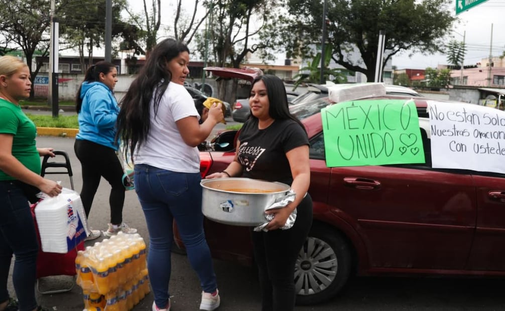 Mexicanos muestran su solidaridad en el Magdalena de las Salinas a afectados por explosión en el puente de la Concordia. Foto: Carlos Mejía/EL UNIVERSAL