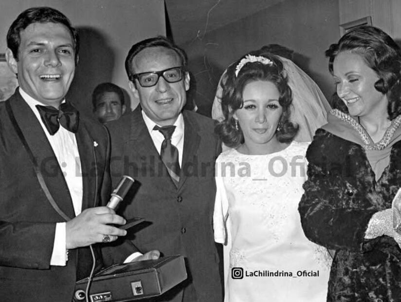 María Antonieta de las Nieves, "La Chilindrina" comparte foto del día de su boda con el locutor Gabriel Fernández. Estaban acompañados de Roberto Gómez Bolaños y su entonces esposa Graciela Fernández. Foto: Instagram lachilindrina_oficial