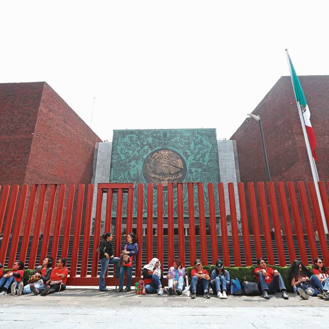 Al recinto de San Lázaro arribaron cerca de 600 maestros de la CNTE, quienes acamparon y permanecerán a la espera de que se legisle. GERMÁN ESPINOSA. EL UNIVERSAL