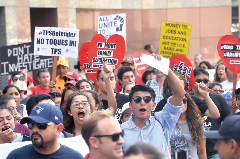 Jóvenes inmigrantes y estadounidenses protestaron ayer para defender el programa DACA, que beneficia a 800 mil indocumentados en EU, en los Ángeles, California. (FREDERIC J. BROWN. AFP)