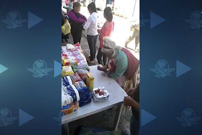 “Abue” Rosita dona rebozos a damnificados