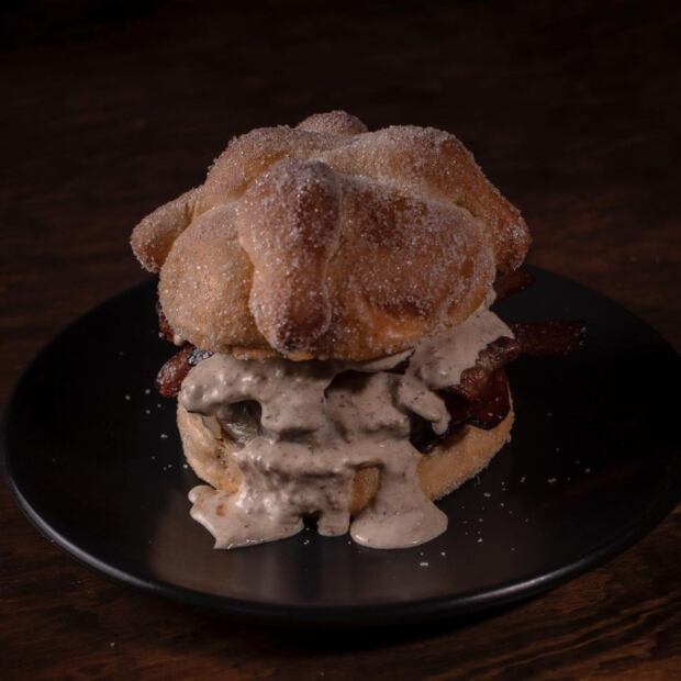 Crean el pan de muerto con tocino y lo convierten en hamburguesa