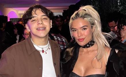 Karol G amadrina a Xavi durante su último concierto en el Estadio Azteca