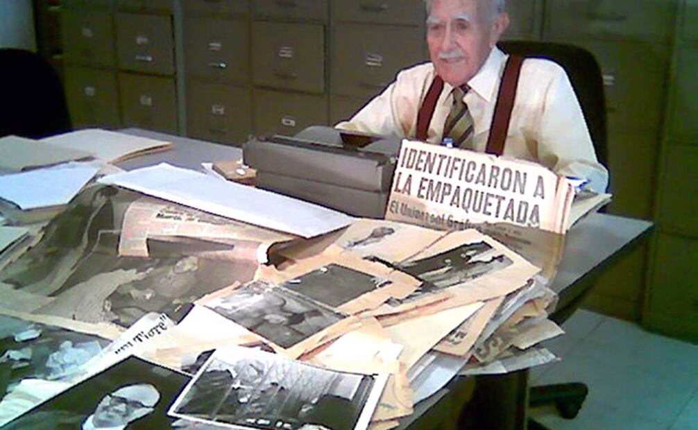 Imagen de los años 2000, cuando el decano reportero de nota roja aún visitaba esta Redacción para escribir sus notas en una máquina de escribir. Archivo EL UNIVERSAL.