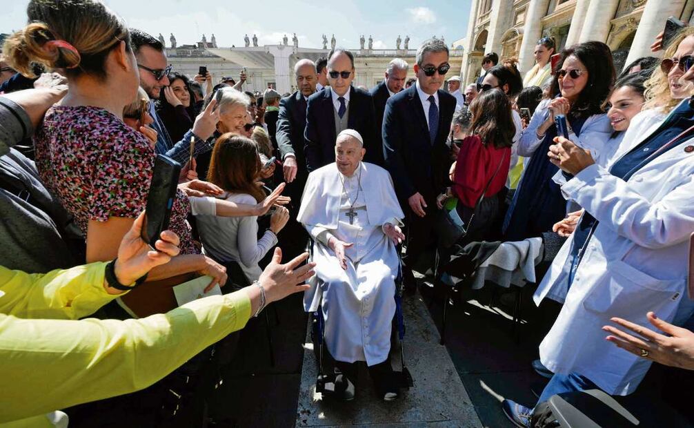 El papa Francisco durante una aparición sorpresa al final de una misa por los enfermos y el personal sanitario, en el marco del Año Jubilar en el Vaticano. (14/04/2025) Foto: AFP