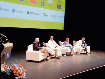 Escritores reflexionan sobre la literatura como arma de paz