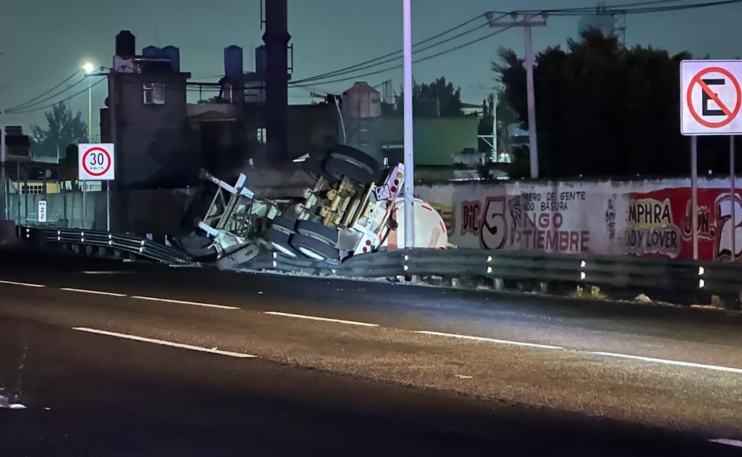 Se vuelca pipa que transportaba amoniaco en la autopista México-Pachuca; no se reportan heridos