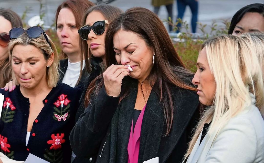 La republicana Marjorie Taylor-Greene, (der.), junto a Haley Robson (al centro), una de las acusadoras de Jeffrey Epstein, en Washington, el martes pasado. Foto: J. Scott Applewhite / AP