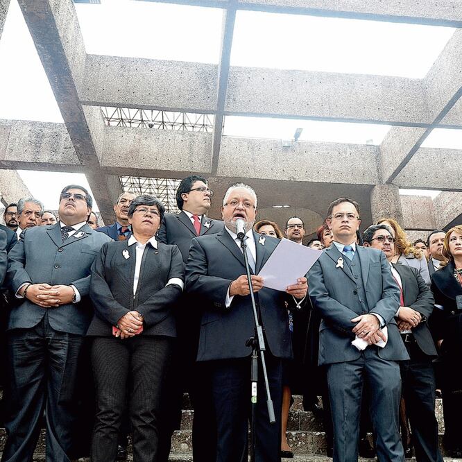 Luis Vega Ramírez, presidente de la Asociación Nacional de Magistrados de Circuito y Jueces de Distrito, leyó el posicionamiento sobre la ley de salarios. (CORTESÍA)