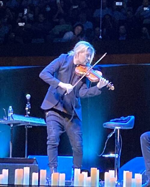 Con el público totalmente de su lado, entusiasmado, de pie y lanzando algunos “I love you” que resuenan en el silencio, el músico David Garrett sonríe, se sorprende, agradece el comentario y vuelve al violín. Foto: Nora Marín/El Universal.