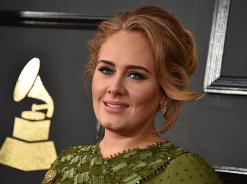 Adele se lleva Grammy de Canción del Año