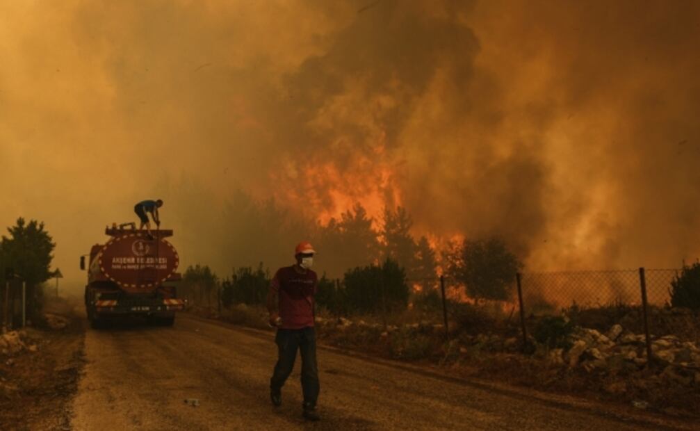 Incendios forestales arrasan el sur de Europa; fuerzan a cientos a evacuar