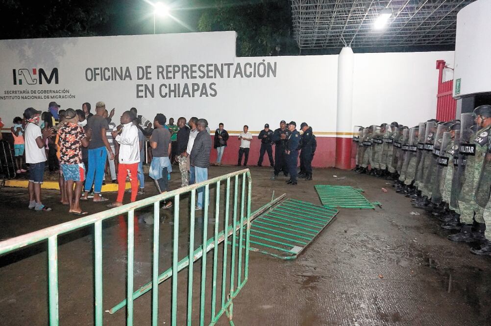 Los africanos derribaron las vallas que resguardaban la Estación Migratoria Siglo XXI, mientras policías federales intentaban dialogar con ellos. Foto/JUAN MANUEL BLANCO. EFE