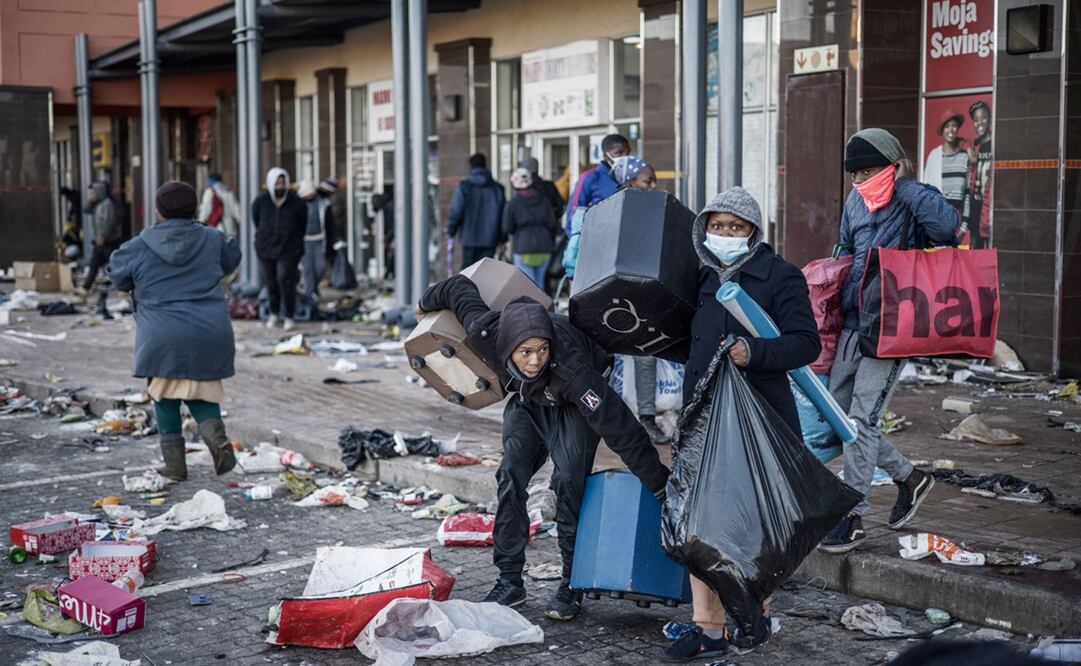 Suman 212 muertos y más de 3 mil 400 detenidos por disturbios masivos en Sudáfrica. Foto: AFP